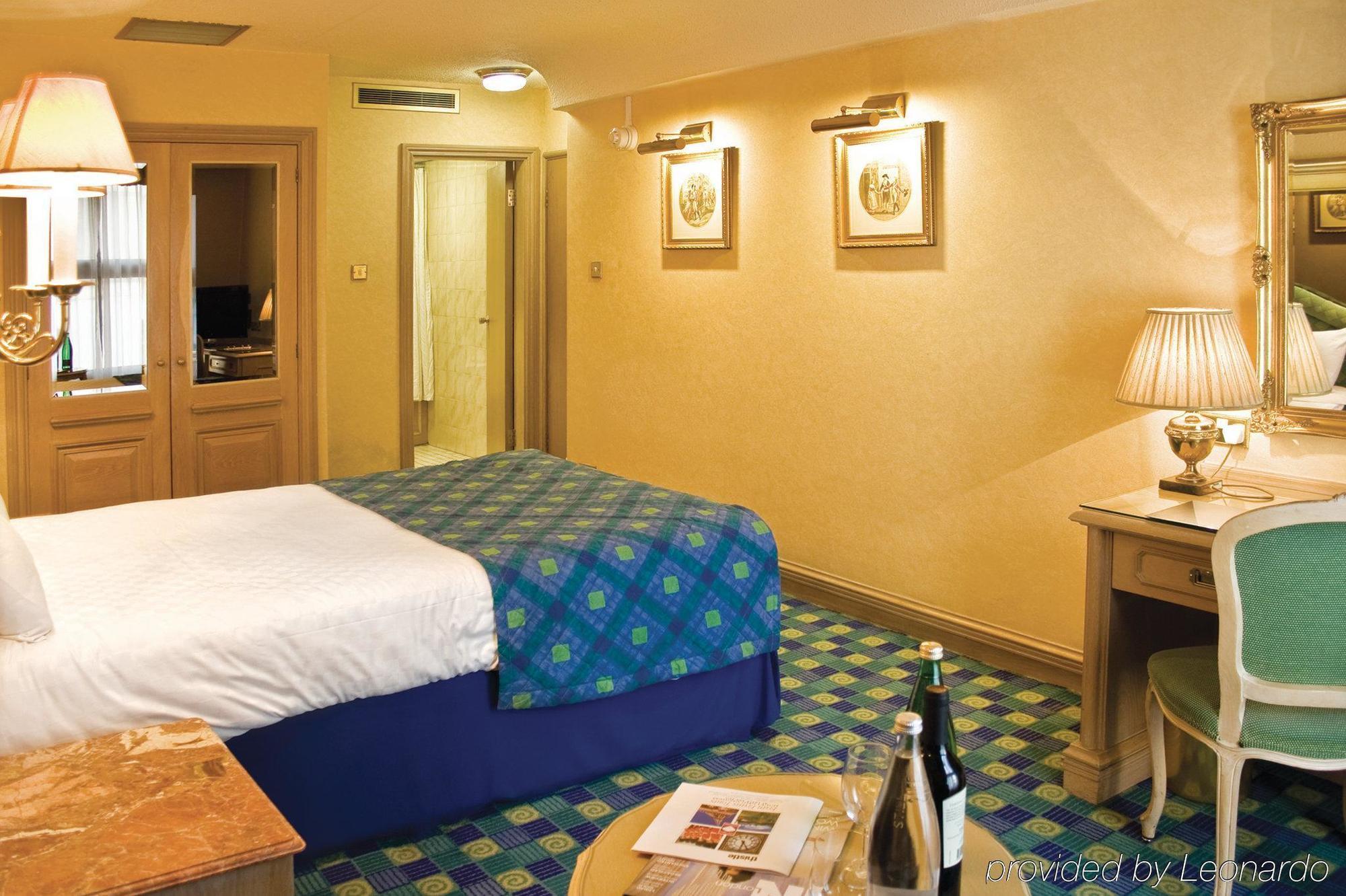 Thistle Westminster London Room photo